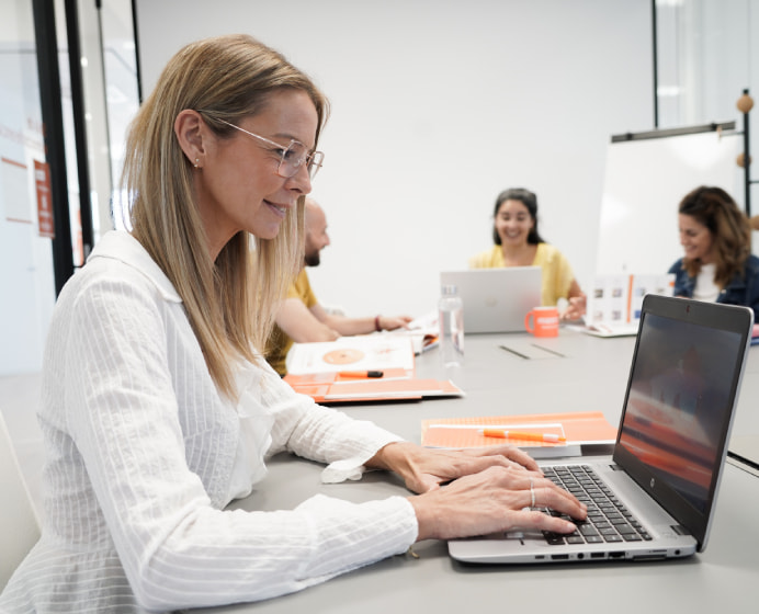 Una mujer utiliza un ordenador portátil